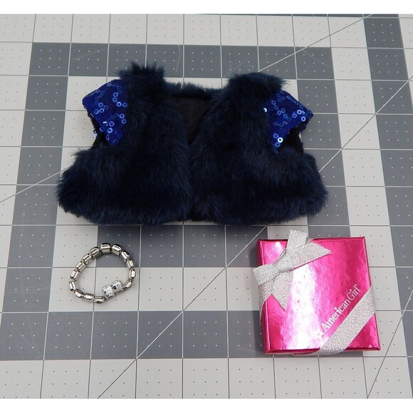 American Girl 2014 Happy Holidays Accessories Set Furry Vest Chocolate Box - Picture 1 of 10